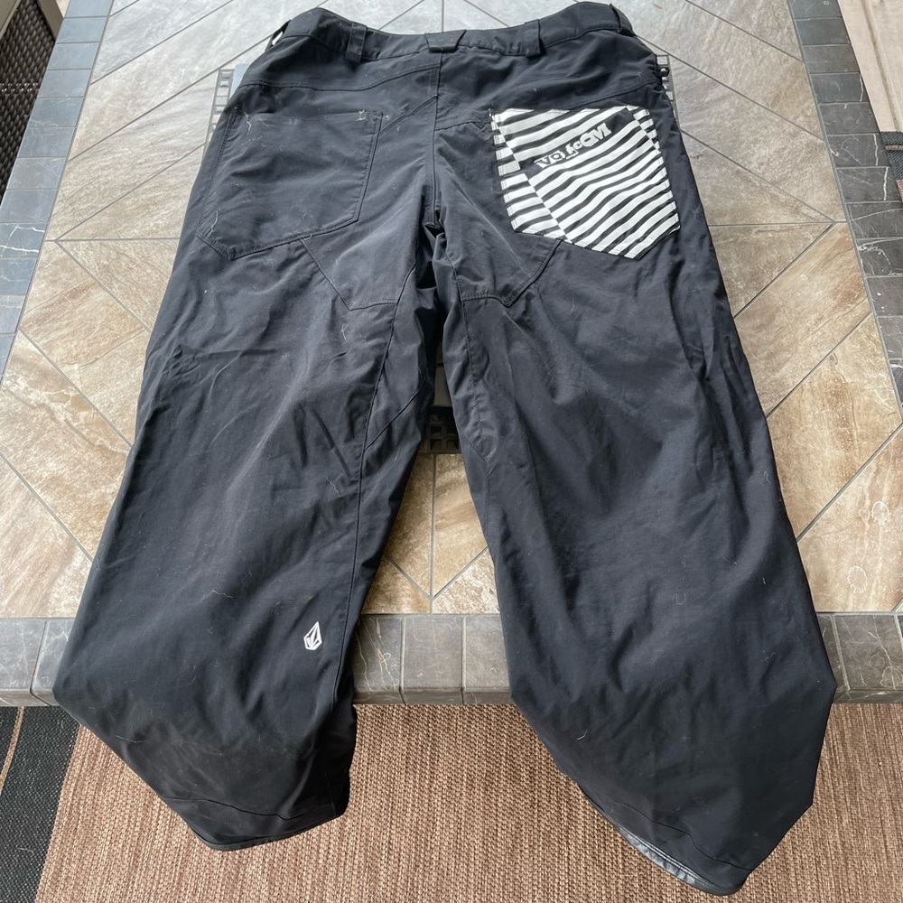 Volcom snowboard pants. Waterproof L/XL. Mint condition. Selling matching jacket